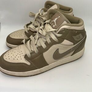 Nike AIR JORDAN 1 MID- Legend Lt Brown/Khaki-phantom Size 4.5Y HF4781-203